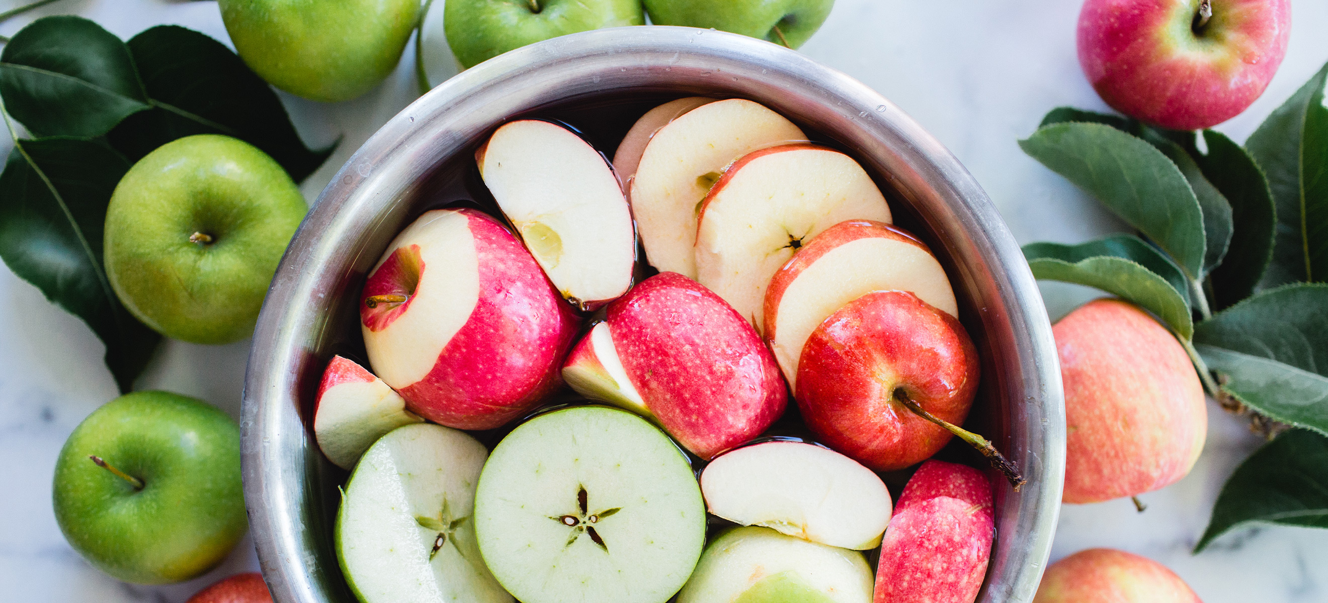 apple slices on a plate 